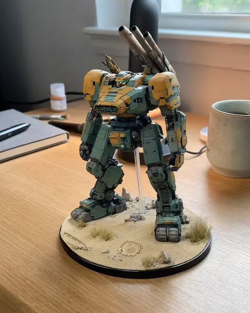 FLUX 3 Klein ComfyUI: A mecha turned into a desk figurine (Base)